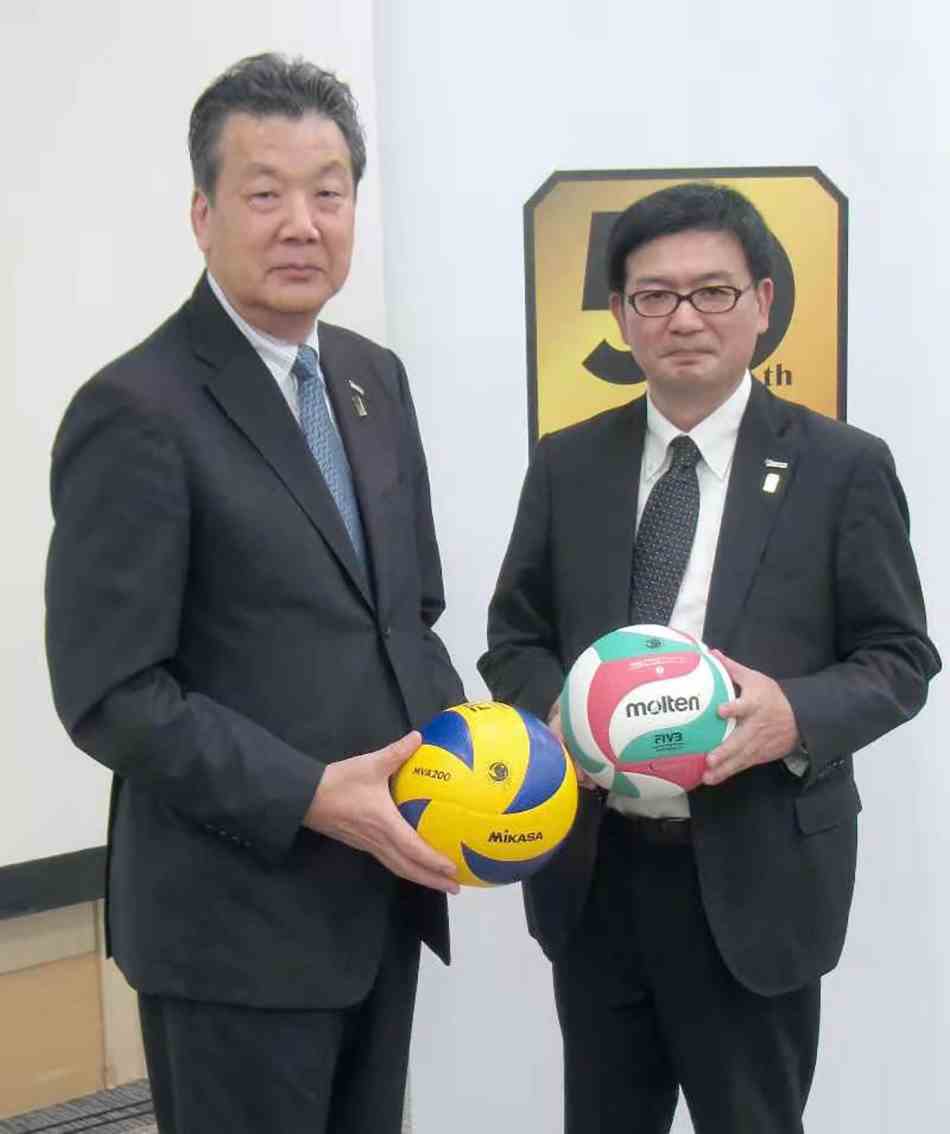 日本排球协会主席嶋冈健治（左）。